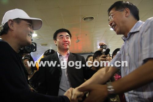 贵州省委宣传部副部长姚远（右一）到机场迎接赵本山（左一）