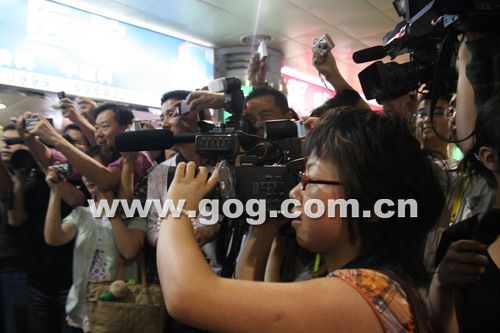 赵本山成了机场旅客和记者的焦点